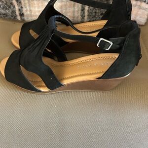 Kelly & Katie Black and Tan Women's Sandals